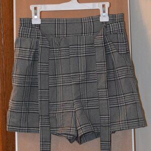 Forever 21 Black & White Plaid Shorts Size M